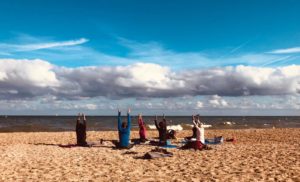 cours de yoga sur yoga la plage Houglate Ayurveda